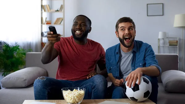 Multirassische Typen Machen Fernsehen Laut Finale Des Fußballwettbewerbs Mit Der — Stockfoto