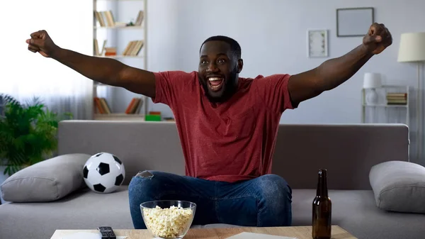 Afroamerikanischer Mann Schaut Sportwettkämpfen Glücklicher Fan Schreit Siegreich — Stockfoto