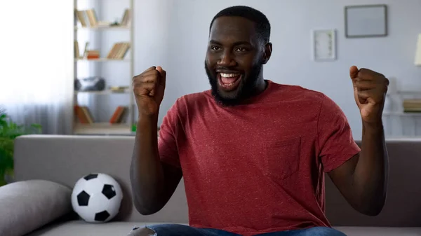 Vittoria Della Squadra Calcio Preferita Uomo Afro Americano Che Balla — Foto Stock