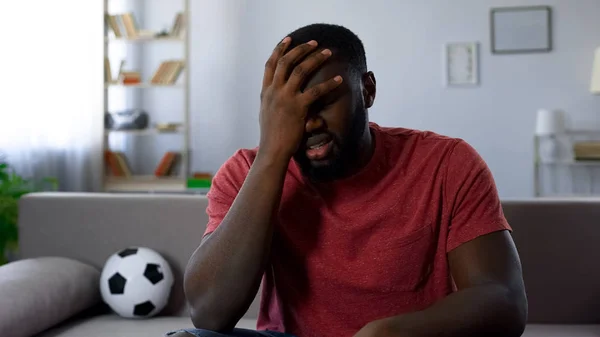 Hombre Sorprendido Por Derrota Del Equipo Fútbol Competición Equipo Dejar —  Fotos de Stock