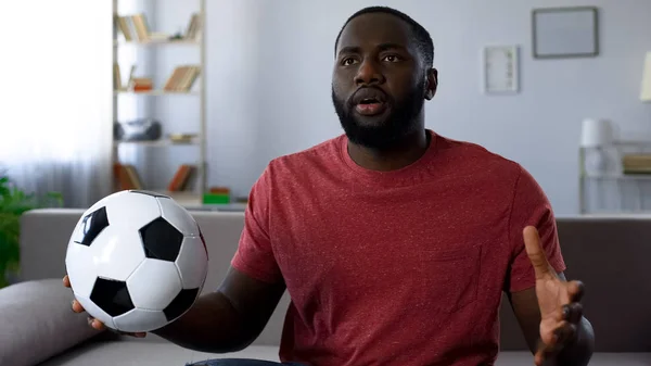 Афро Американських Чоловік Спостерігає Футбольний Матч Вдома Нещасні Рахунком Матчу — стокове фото
