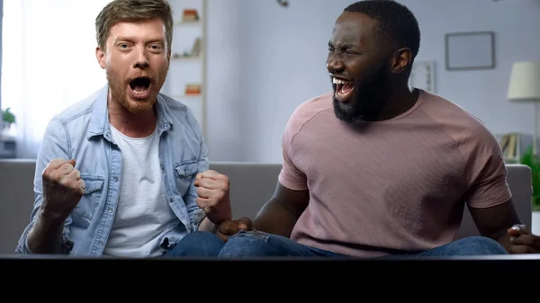 Melhores Amigos Alegrando Gritando Assistindo Competição Esportiva Casa Vitória — Fotografia de Stock