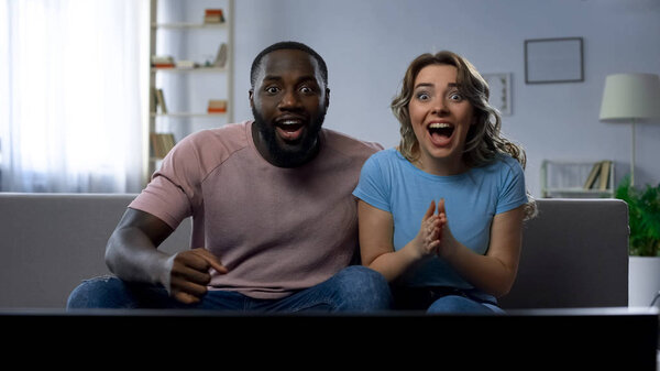 Пара просмотров спортивного матча по телевизору дома, празднование победы, успешная игра
