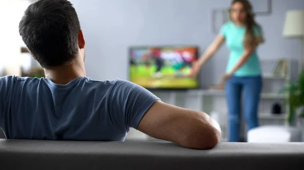 Hombre Viendo Partido Fútbol Ignorando Conflicto Con Mujer Crisis Las — Foto de Stock