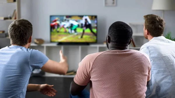 Gli Amici Maschi Riuniscono Guardare Competizione Calcio Sul Grande Schermo — Foto Stock