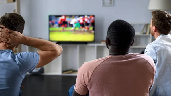 Amici Nervosamente Guardando Competizione Calcio Americano Sullo Schermo Esperti Divano — Foto Stock