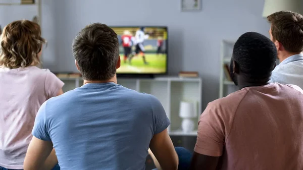 Gruppe Multiethnischer Freunde Die Fußballmannschaft Unterstützen Und Ein Spiel Fernsehen — Stockfoto