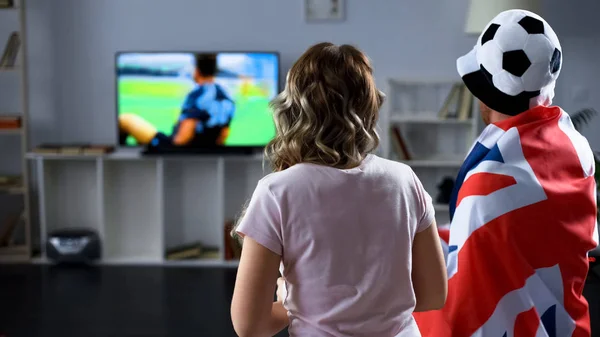 Британские Болельщики Смотрят Футбольный Матч Дома Телевизору Поддерживают Сборную — стоковое фото