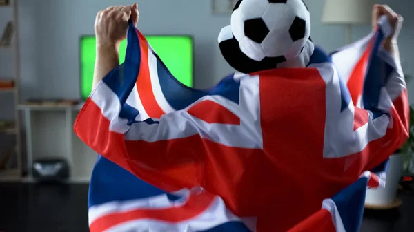 Homem Segurando Bandeira Grã Bretanha Torcedor Assistindo Jogo Futebol Casa — Fotografia de Stock