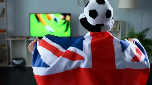 Apoiante Segurando Bandeira Grã Bretanha Assistindo Jogo Futebol Casa — Fotografia de Stock