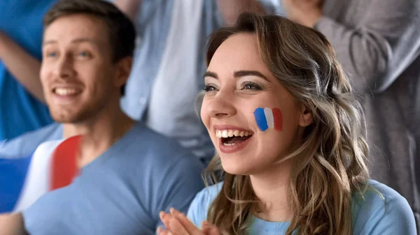 Apoiantes Franceses Comemorando Vitória Seleção Nacional Assistindo Jogo Pub — Fotografia de Stock