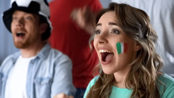 Apoiantes Italianos Comemorando Vitória Seleção Nacional Assistindo Jogo Pub — Fotografia de Stock