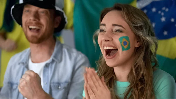 Brasilianische Fans Feiern Sieg Der Nationalmannschaft Und Schauen Sich Spiel — Stockfoto
