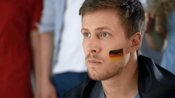 Upprörd Tysk Fotboll Fläkt Besviken Med Nederlag Titta Spel Med — Stockfoto