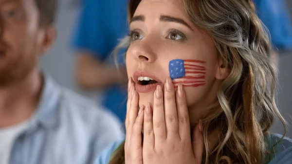 Amerykański Fan Kobieta Oglądając Mecz Piłki Nożnej Telewizji Domu Wraz — Zdjęcie stockowe
