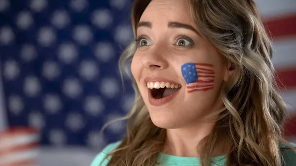 Щасливі American Girl Cheering Усмішкою Обличчі Допоміжні Кандидата Вибори — стокове фото