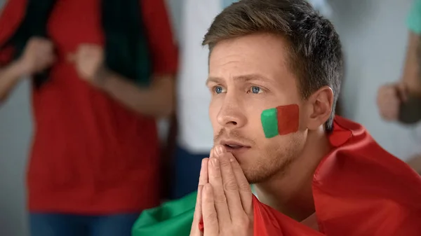 Portugal Supporter Titta Fotbollsmatch För Seger Närbild — Stockfoto