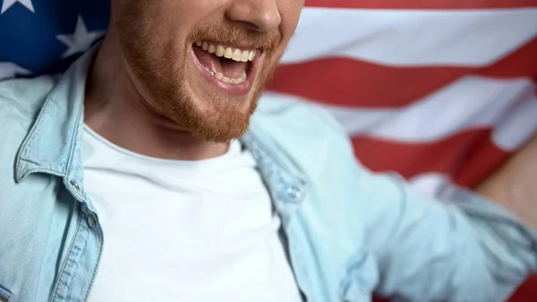 Uomo Barbuto Sorridente Con Bandiera Americana Candidato Sostenitore Elezioni — Foto Stock