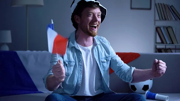 Französischer Fußballfan Mit Fahne Die Ein Spiel Fernsehen Anschaut Das — Stockfoto