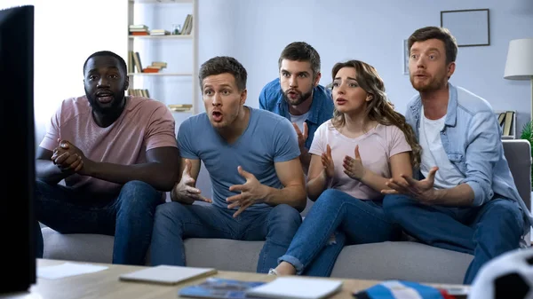 Amigos Multirraciais Assistindo Jogo Futebol Confortável Assistindo Casa — Fotografia de Stock