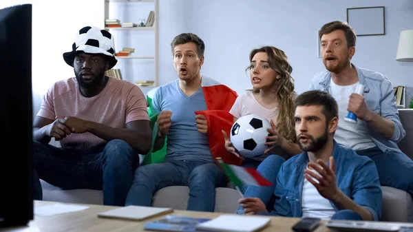 Aficionados Italianos Sentados Sofá Viendo Partido Equipo Apoyo Juntos —  Fotos de Stock