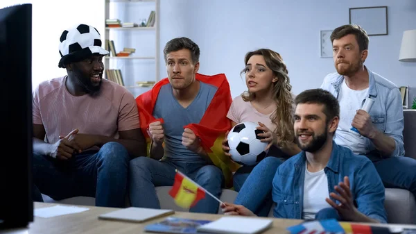 Amigos Españoles Viendo Partido Televisión Casa Equipo Apoyo Juntos — Foto de Stock