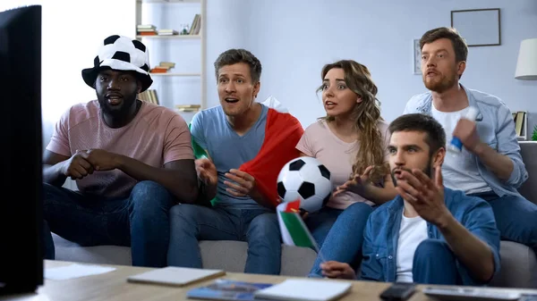 Multiethnische Italienische Fans Sitzen Auf Dem Sofa Und Verfolgen Das — Stockfoto