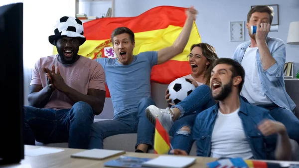 Aficionados Españoles Celebrando Gol Viendo Partido Casa Juntos — Foto de Stock