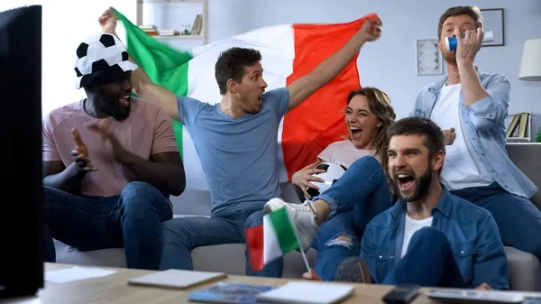 多种族意大利朋友坐在沙发上观看比赛 庆祝目标 — 图库照片