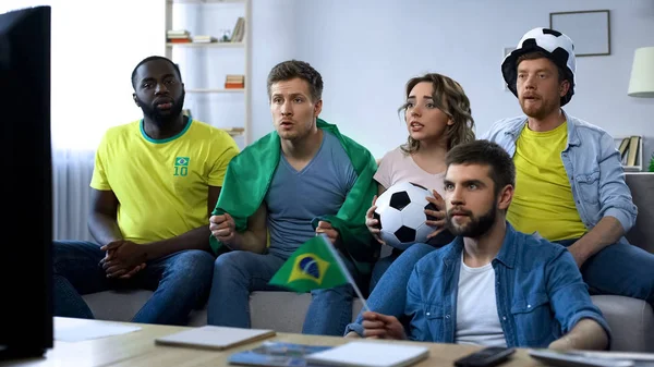 Brezilyalı Grup Arkadaşıyla Birlikte Televizyonda Evde Beraberlik Futbol Maç Izlerken — Stok fotoğraf