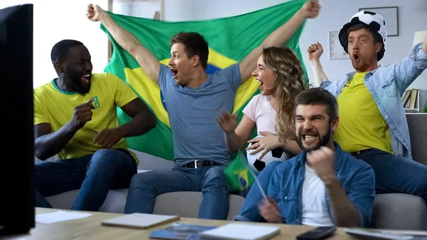Бразильские Друзья Празднуют Гол Футбольной Команды Смотрят Матч Дома — стоковое фото