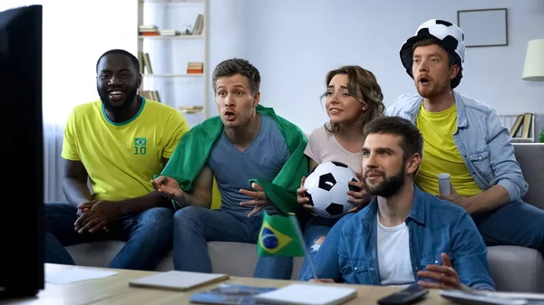 Brezilyalı Arkadaş Izlerken Millî Futbol Takımı Destekleyen Eşleşme Evde — Stok fotoğraf