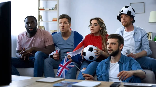 Multiethnische Britische Freunde Sehen Fußballspiel Hause Und Unterstützen Das Team — Stockfoto