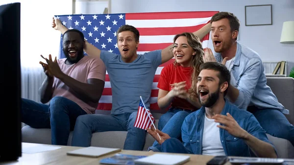 アメリカのファンの国の誇りに思って 自宅テレビで見て一致祝う目標 — ストック写真