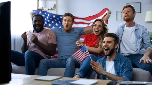 Wielorasowe Amerykańskich Fanów Oglądania Meczu Telewizji Domu Obchodzi Zespół Celem — Zdjęcie stockowe