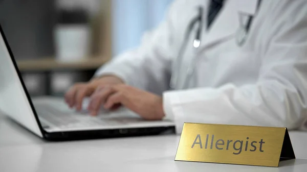 Alergista Masculino Prescrevendo Medicação Clínica Mantendo Registros Cuidados Saúde — Fotografia de Stock