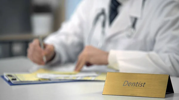 Dentista Escribiendo Registros Médicos Del Paciente Ordenador Portátil Consulta Línea —  Fotos de Stock