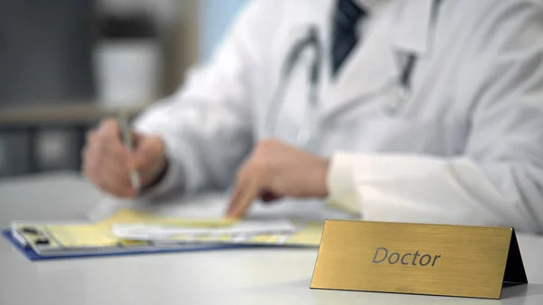 Médico Profesional Charlando Con Paciente Ordenador Portátil Consulta —  Fotos de Stock