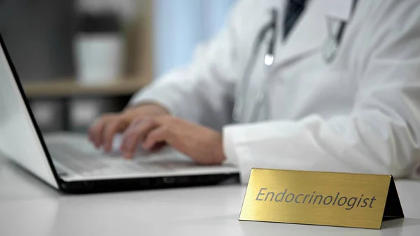 Endokrinolog Förskrivning Läkemedel För Patienten Läkare Som Arbetar Kliniken — Stockfoto