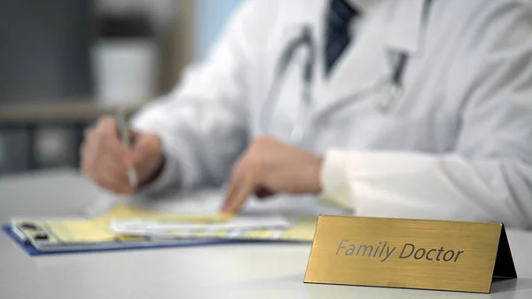 Médico Familia Que Consulta Paciente Computadora Portátil Clínica Servicio Línea —  Fotos de Stock