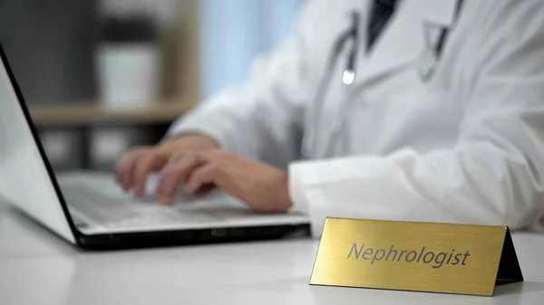 Nephrologist Avslutad Remiss Form För Njure Ultraljud Skriva Diagnos — Stockfoto