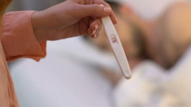 Erkek holding pozitif gebelik testi ve pill, kürtaj hakkında düşünme eller