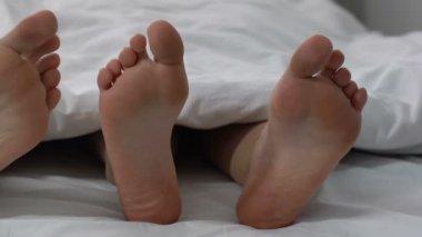 Çift yatakta kadın bacak, ilişki ve samimiyet dokunmadan erkek flört