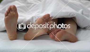 Karı koca yatakta yatan ve bacaklar, ilişki ve güven, dokunmadan aşk