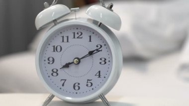 Güzel beyaz çalar saat yatak, zaman yönetimi ve son tarih yakın masada