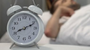 Uykulu adam çalar saat ses sabah, günlük rutin, stres ile rahatsız