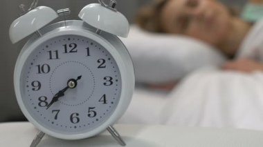 Sabah, tembel kadın yatakta, öz-disiplin zil çalar saat