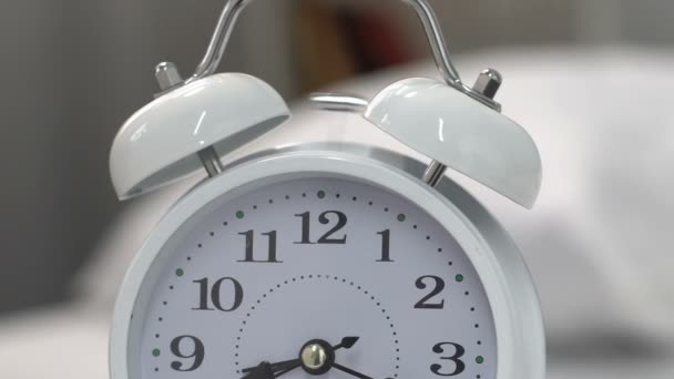 Väckarklocka som står på bordet och ringande, tid för uppvaknande, deadline brådskande — Stockvideo