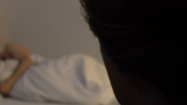Weibliche Blicke auf betrügerischen Ehemann mit Herrin im Bett, Verrat, Nahaufnahme — Stockvideo