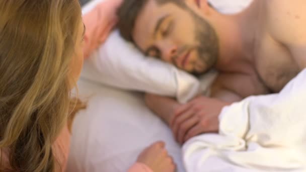 Mujer cariñosa mirando a su novio dormido y acariciando su cabeza, amor, primer plano — Vídeos de Stock